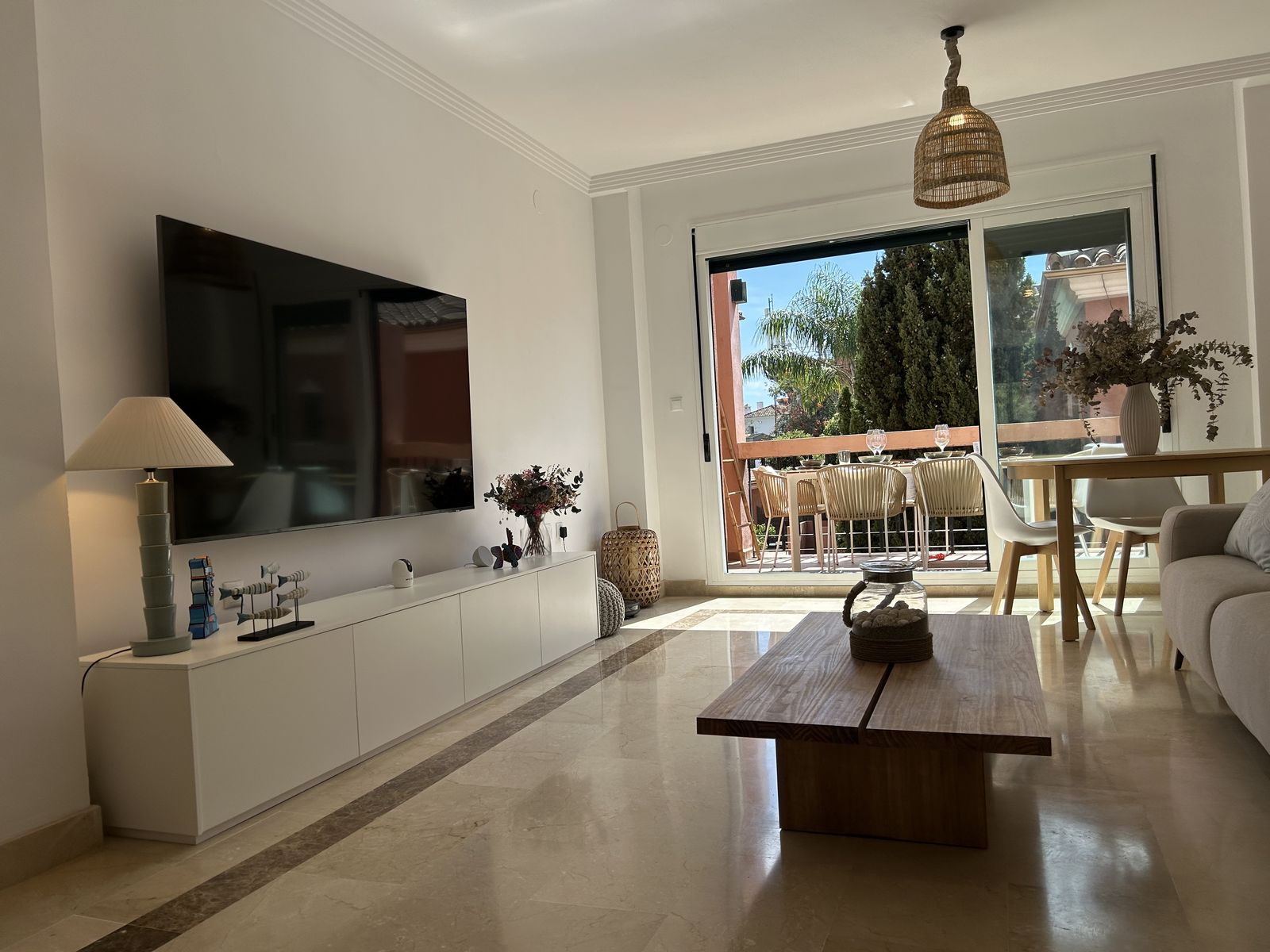 Fully equipped kitchen with appliances